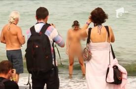 Şedinţă foto fără inhibiţii, în Vamă. DJ Ivanca a pozat nud la un festival care a adunat zeci de fotografi