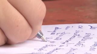Cei doi elevi eliminaţi din Bac pentru că "şi-au schimbat scrisul" au susţinut din nou examenul
