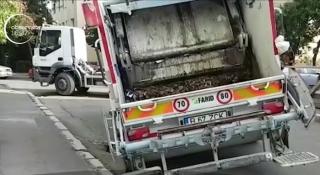 Imagini incredibile în Buzău. O maşină de salubrizare a rămas în mijlocul drumului, cu roata într-o groapă adâncă