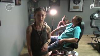 O tânără care foloseşte o tehnică VECHE DE SUTE DE ANI pentru tatuaje, îşi împărtăşeşte stilul aparte zilele acestea la Sibiu!
