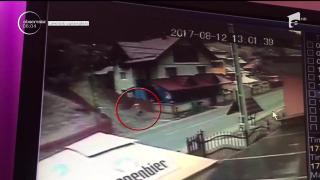 Un accident CUMPLIT a fost surprins de camerele de supraveghere, în judeţul Neamţ! O tânără este SPULBERATĂ, la propriu