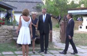 Vizita preşedintelui Franţei în România, altfel decât în imaginile protocolare. Brigitte Macron şi Carmen Iohannis, în centrul atenţiei