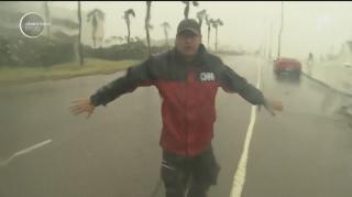 Uraganul Harvey face prăpăd în Texas! Zeci de mii de oameni şi-au părăsit casele şi fug din faţa furtunii năprasnice!