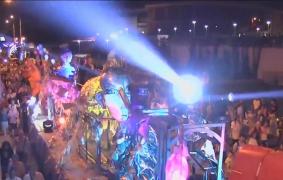 Păpuşi gigantice s-au plimbat, în alai, pe străzile din Craiova!