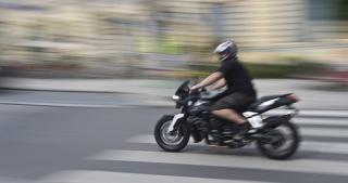 Motoarele turate la maximum ar putea însemna, curând, o amendă pentru șoferii și motocicliștii zgomotoși