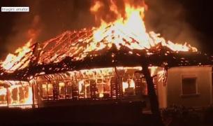 O casă a ars ca o TORŢĂ în câteva minute, pompierii au adus apă de la 40 de km să stingă incendiul URIAŞ