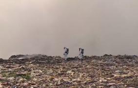 DEZASTRU ECOLOGIC! O groapă de gunoi de lângă Horezu, unde se suspectează că sunt şi deşeuri radioactive, arde de 8 zile. Opt sate sunt afectate