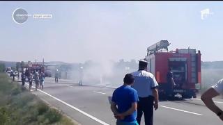 Momente de groază pe şosea! O maşină a luat foc în mers pe un drum din Mehedinţi (VIDEO)
