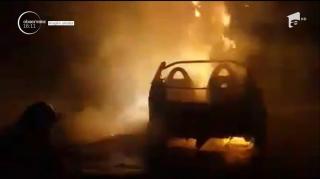 Piromana din Tg. Jiu a lovit din nou! O maşină s-a făcut SCRUM, după ce femeia a dat foc unei ghene de gunoi