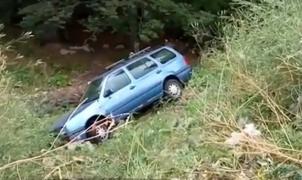MINUNE! Un copil de 2 ani şi bunicul lui au scăpat nevătămaţi, după ce maşina lor a căzut într-o râpă, 6 metri, la Sinaia