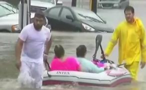 America sub APE! Mii de oameni au rpmas captivi în clădirile inundate