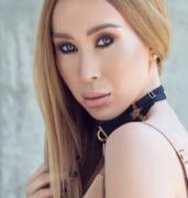 Pictorial scandalos în showbizul românesc! O cântăreaţă a pozat fără inhibiţii chiar la Memorialul Holocaustului (VIDEO)