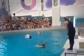 Activiştii care au protestat la Delfinariul din Constanţa au îmbolnăvit mamiferele