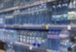 Alertă pe piaţa alimentară din România! Zeci de mii de litri de apă îmbuteliată expirată se afla la vânzare (VIDEO)