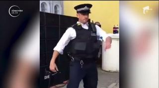 A lăsat atribuţiile de poliţist deoparte şi a făcut un spectacol ca la carte! Un agent din Londra a surprins pe toată lumea prin mişcări de dans senzaţionale