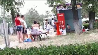 Imagini incredibile la ştrandul din Piatra Neamţ. O gaşcă de prichindei prăduieşte un frigider cu suc, cu ajutorul unui adult (VIDEO)