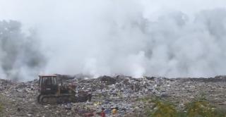 Starea de alertă s-a prelungit lângă Horezu, unde arde groapa de gunoi! Localnicii sunt disperaţi (VIDEO)