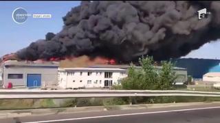 Fabrică de aluminiu mistuită de flăcări, lângă Timişoara! Încă un pericol îi paşte pe cei din zonă (VIDEO)