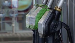 Guvernul reintroduce SUPRAACCIZA la carburanți. Până la sfârșitul anului, litrul de motorină şi benzină va sări de cinci lei!