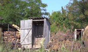 Românii pot trăi cu WC-ul în spatele curţii, dar nu şi fără telefon mobil! O arată datele Institutului Naţional de Statistică