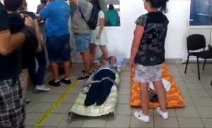 La ghişeu, statul român nu are milă! Bătrâni aduși pe targă pentru o adeverință!