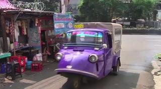 Librărie pe trei roți în Indonezia! Un bărbat împarte cărţi cu poveşti micuţilor nevoiaşi!