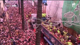Bătaie cu 160 de tone de roșii, în Spania!  Pe străzile înguste, vegheate de clădiri vechi, petrecăreţii au aruncat cu roșii unii spre alții