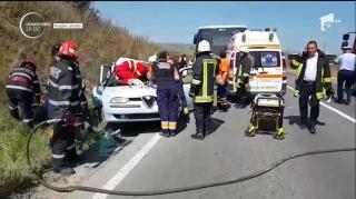 Impact VIOLENT între un autoturism şi un autocar, soldat cu două victime! Ambele sunt în stare gravă!
