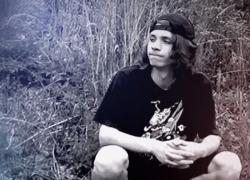 Un adolescent s-a sinucis la doi ani după ce fratele lui a sărit de pe un bloc cu 10 etaje