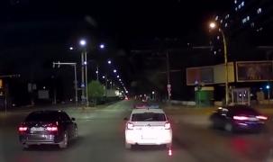 A trecut ca o rachetă pe lângă mașina poliției. Agenții de la Rutieră s-au dat la o parte, speriaţi