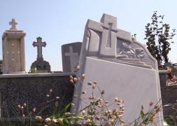 O piatră funerară s-a prăbuşit peste un copil de 8 ani, într-un cimitir din Iaşi