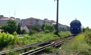 BLESTEM! Un adolescent s-a pus în faţa trenului la doi ani după ce fratele său s-a aruncat de pe un bloc cu 10 etaje