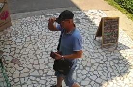 Ce imprudenţă! Hoţul care i-a furat cardurile a găsit pe fiecare în parte codul pin, notat pe câte o hârtiuţă