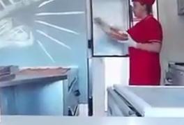 La supermarketul din Odorhei unde o vânzătoare nu a servit un client care vorbea româneşte, în trecut materialele promoţionale erau doar în maghiară