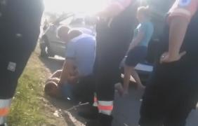 SCANDAL la Lugoj, unde un şofer băut care se răsturnase cu maşina a vrut să se bată cu poliţiştii