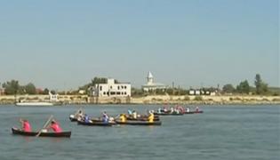 Delta a fost luată cu asalt de bărcile cu vâsle