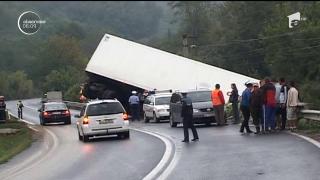 TIR încarcat cu tone de pui, răsturnat pe şine de tren la Arad (VIDEO)