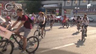 Biciclistele din Bacău şi-au dat întâlnire într-un parc din oraş! Prima ediţie a paradei Skirt Bike