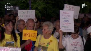 Peste 500 de oameni au cerut demisia Guvernului, din nou, în Piaţa Victoriei