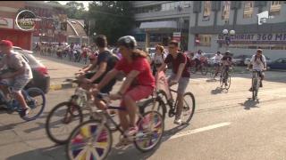 Parada biciclistelor, în premieră la Bacău! 200 de doamne şi domnişoare s-au urcat în fuste şi rochii pe două roţi