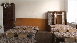 Pereţi găuriţi, scaune rupte, bănci ruginite. Aşa arată o şcoală unde elevii vor sta în clase cu umbrele, ca să nu îi plouă prin acoperişul rupt