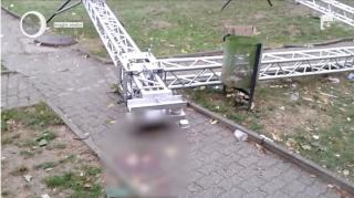 Furtunile fac victime în feluri la care nu s-ar gândi nimeni! O femeie de 53 de ani a fost STRIVITĂ de un panou publicitar, dărâmat de VIJELIE