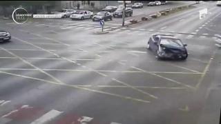 Accident spectaculos într-o intersecţie din Timişoara, surpins pe camerele de supraveghere!