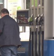 Benzina şi motorina s-au scumpit la pompă înainte chiar ca acciza să fie reintrodusă. Companiile au o explicaţie surprinzătoare