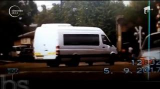 REVOLTĂTOR! Un şofer de microbuz cu 18 călători în maşină a trecut peste calea ferată chiar când se apropia un tren!