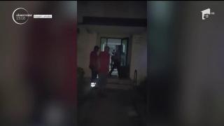 Imagini şocante în Iaşi, cu poliţistul atacat cu sabia de un individ, în timpul unei intervenţii