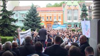 Protest neobişnut în România. 2.000 de oameni au ieşit în stradă după ce o şcoală a fost închisă