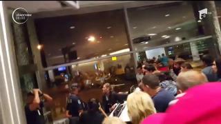Zeci de români, printre care şi COPII, au rămas blocaţi pe aeroportul din Lisabona. Zborul lor a fost anulat fără explicaţii (VIDEO)