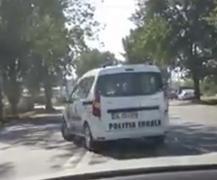 Poliţist local din Galaţi, filmat când încălca legea. Un gest în trafic ar putea să-l lase fără loc de muncă (VIDEO)