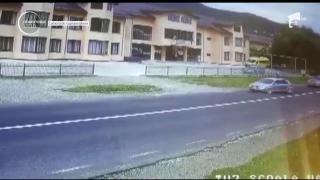Accident violent în Neamţ, surprins pe camere. Două maşini s-au ciocnit în poarta unei şcoli (VIDEO)